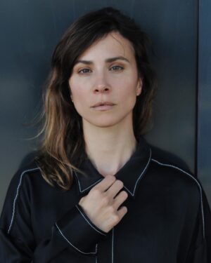 Aylin Tezel Instagram - Thank you all for sharing your thoughts about FALLING INTO PLACE. What a blessing to have experienced all these precious moments on our cinema tour, and to be reminded of the magical and inspiring place that cinema can be. 

Thank you @portauprincefilms & @weydemannbros & @compact.pictures & @jasminschreiber & @steinbrennermueller for these last 3 months of intense work ✨

#fallingintoplace still in German cinemas 

Photo: @stefanklueter.actors.actresses 
Outfit: @malaikaraiss