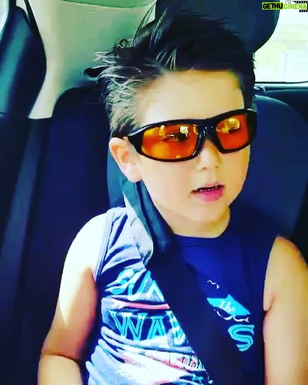 Aylin Kabasakal Instagram - Ailecek Tarkancıyız hamileyken konserine gitmiştik hiç oturmadan dans etmiştik sanırım ondan Serhanda böyle oldu @tarkan 😂😂💕💕👪
