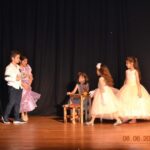 Aylin Kabasakal Instagram - @profiloavm @munevvertepe ‘ye öğretmenimize ve emeği geçen herkese çok teşekkür ederiz. Çok güzel bir yıl geçirdik .#tiyatroiyidir #çocuktiyatrosu #cindrella #külkedisi 🙏🙏💗💙😍🎈🎈🎈🎈