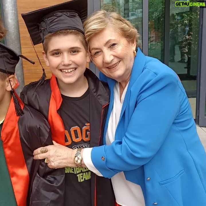 Aylin Kabasakal - 2.3K Likes - Muhteşem bir mezunuyet toreniydi .Çok gurur duydum ve duygulandım .Başta okul müdürümüz @baniyekocaman olmak üzere emeği geçen bütün öğretmenlerimize çok çok teşekkür ederim.🙏