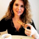 Aylin Kabasakal Instagram – Malzemeler.  4 yumurta 1.5  su bardağı  şeker, 1 su bardağı sıvı yağ , 1 kabartma tozu , 1 vanilya ,4 su bardağı un ,içine ben ; ceviz, fındık ,çikolata  koydum siz istediğiniz kuruyemişleri, limon ya da portakal kabuğu rendesi koyabilirsiniz. Malzemeleri çırpıyoruz ,önce yumurta ve şekeri, sonra diğer malzemeleri ekliyoruz .Kek hamurundan oldukça sert  olucak . Fırınımızı 180 dereceye getiriyoruz . Yağlı kağıt serilmiş fırın tepsimize karışımı düzgün bir şekilde koyuyoruz ,fırına veriyoruz . 40 -45 dk sonra fırından  çıkarıp düzgün bir şekilde bölüyoruz ve tekrar fırına veriyoruz 10-15 dk  sonra üzeri kızarınca fırından çıkarıyoruz . Afiyet olsun #biscotti #aylinkabasakalıntarifleri 😍🎈🎈🎈