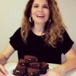Aylin Kabasakal Instagram – Öncelikle; 2 paket bitter çikolata ve 3 yemek kaşığı tereyağını benmari usulü eritiyoruz .Başka bir yerde 3 yumurta 1.5 bardak şekeri çırpıyoruz ,içine 
1 paket vanilya , 2 yemek kaşığı kakao , 2 yemek kaşığı krema ,erittiğimiz çikolata ve tereyağ karışımını ekliyoruz .Sonra içine 2 bardak un ,2 yemek kaşığı damla çikolata ve 1 bardak cevizi içi  ilave ediyoruz . Fırın kabımıza yağlı kağıt koyup ,karışımı içine döküyoruz .Önceden ısıtılmış fırında 180 derecede 40-45 dk pişiriyoruz #brownie @esatozata# #aylinkabasakalıntarifleri