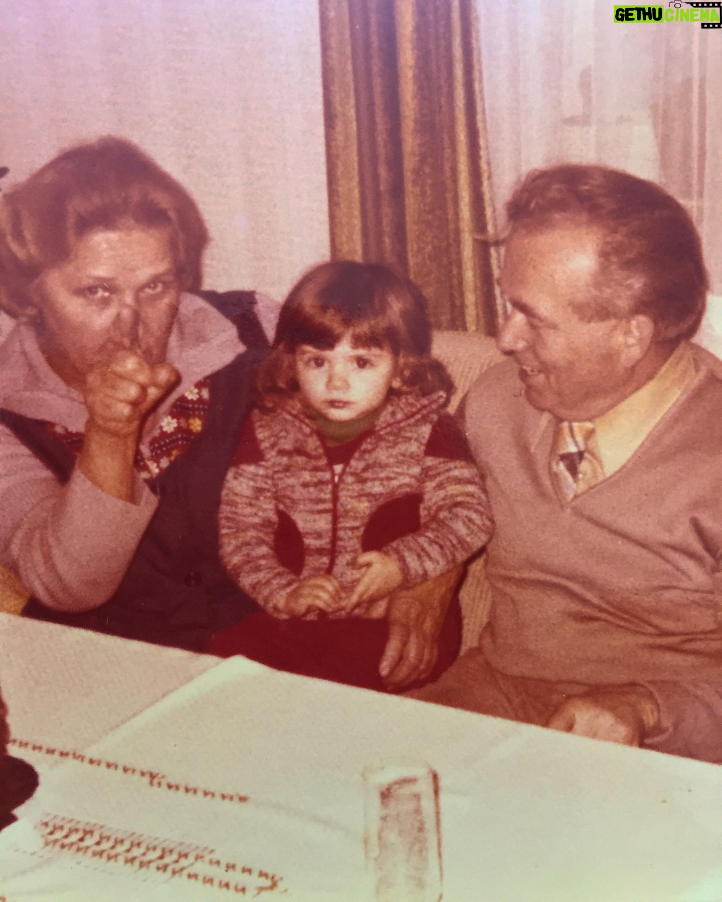 Aylin Kabasakal Instagram - Meine oma und opa ๐๐๐๐Huzurla uyusunlar รงok emekleri var bende รงoook๐๐#tbt