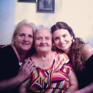 Aylin Kabasakal Instagram - Fotoğraflara bakarken  bu fotoğrafa  rastladım .Üç nesil yanyanaydık ....