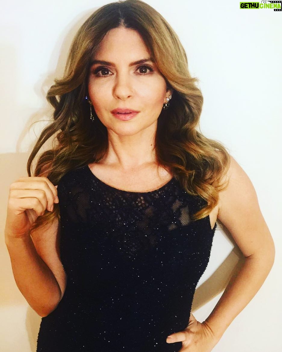 Aylin Kabasakal Instagram - GÖZÜM SENDE bu akşam ATV ekranlarında sizlerle ...Elbisem @carmen_tekstill Styling @bycsr_official .