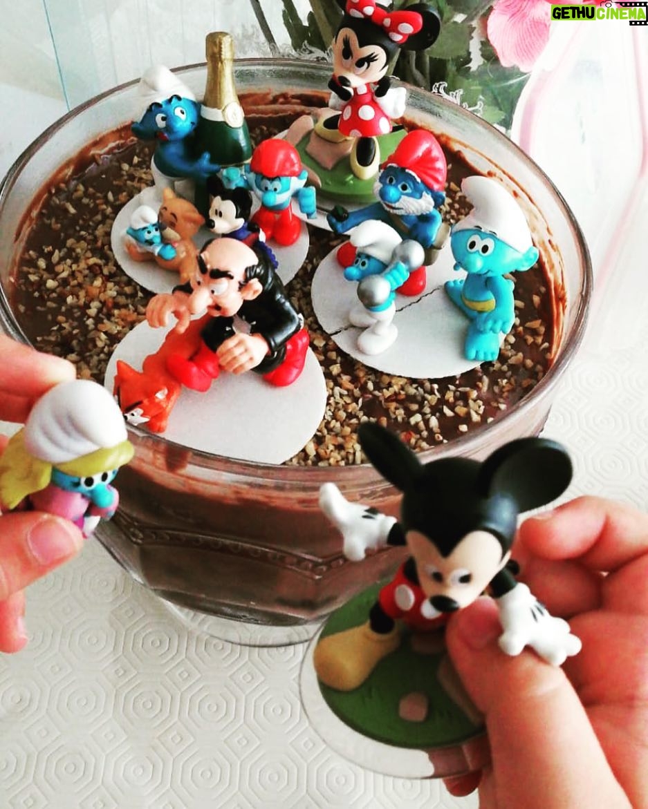Aylin Kabasakal Instagram - Serhanla süsledik #şirinler #aylinkabasakalıntarifleri pastamız #pasta #smurfs #handmade 💙💗💙🎂🎂