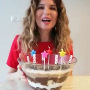 Aylin Kabasakal Instagram - Öncelikle pandispanya yapıyoruz . *4 Adet  oda sıcaklığında yumurta *1 Su bardağı toz şeker *Yarım çay bardağı ılık su *1 paket kabartma tozu *1 Paket vanilya *1 bardak un   2 yk un 
Sonra içine pastacı  kreması yapıyoruz 
İç krema için *1lt süt *4yk tepeleme un * 2 yk tepeleme  Mısır nişastası * 1 su bardağı şeker * 1 yumurta sarısı *3 yk kakao piştikten sonra içine 1 yk tereyağı ve 1 paket bitter çikolatayı kırarak ekliyorum .  Daha çok çikolata sevenler iki pakette ekleyebilir .Ayrıca 2 paket krem şantiyi çırpıyorum . (Krem şanti yerine İsterseniz 1 paket kremayı da çırpıp 1 paket  benmari usulü eritilmiş beyaz çikolatayla karıştırıp kullanabilirsiniz . Aralara Çilek ya da muz koyabilirsiniz ya da vişne reçeliyle yapabilirsiniz . Arzu ederseniz ara katlara damla çikolata da koyabilirsiniz .Kaseye önce pandispanyayı bölerek koyuyorum üstünü. Sütlü şekerli kahveyle ıslatabilirsiniz  ya da vişne reçeliyle . Üzerine çikolatalı krema üzerine krem şanti kat kat malzemeler bitene kadar yapıyorsunuz . Çok güzel oluyor haberiniz olsun .🇹🇷🇹🇷🎈🎈🎈🎈#pastatarifleri #pasta #aylinkabasakalıntarifleri