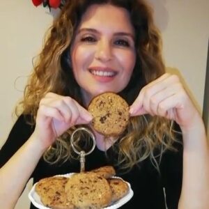 Aylin Kabasakal Instagram - 150 gr tereyağı ( isterseniz Hindistan cevizi yağı ya da margarin kullanabilirsiniz )2yumurta sarısı , yarım paket kabartma tozu , 1 bardak pudra şekeri ( daha tatlı isterseniz arttırabilirsiniz )çay kaşığının ucuyla karbonat,1 paket vanilya , 1çay bardağı  fındık , 1 çay  bardağı ceviz ,1 çay bardağı damla çikolata ,2 tatlı kaşığı tarçın ve aldığı kadar un ilave edin yoğurun ( çok sert olmayacak ), rulo haline getirip buzdolabında 1 saat bekletin , fırınınızı 180 derecede ısıtın . Ruloyu dolaptan çıkarıp çok ince olmayacak şekilde kesin .Yağlı kağıda  koyup fırında üstü hafif Kızarana kadar pişirin. Yaklaşık 15-20 dk arası😍#kurabiyetarifleri #cookies #aylinkabasakalıntarifleri