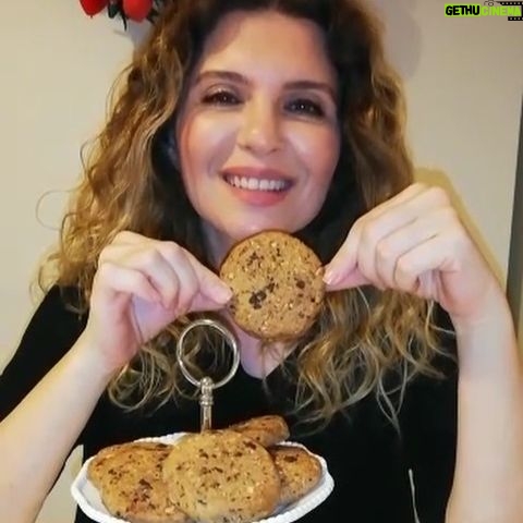 Aylin Kabasakal - 1.8K Likes - 150 gr tereyagĢı ( isterseniz Hindistan cevizi yagĢı ya da margarin kullanabilirsiniz )2yumurta sarısı , yarım paket kabartma tozu , 1 bardak pudra şekeri ( daha tatlı isterseniz arttırabilirsiniz )çay kaşıgĢının ucuyla karbonat,1 paket vanilya , 1çay bardagĢı fındık , 1 çay bardagĢı ceviz ,1 çay bardagĢı damla çikolata ,2 tatlı kaşıgĢı tarçın ve aldıgĢı kadar un ilave edin yogĢurun ( çok sert olmayacak ), rulo haline getirip buzdolabında 1 saat bekletin , fırınınızı 180 derecede ısıtın . Ruloyu dolaptan çıkarıp çok ince olmayacak şekilde kesin .YagĢlı kagĢıda koyup fırında uĢstuĢ hafif Kızarana kadar pişirin. Yaklaşık 15-20 dk arasıš#kurabiyetarifleri #cookies #aylinkabasakalıntarifleri