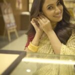 Ayoshi Talukdar Instagram - Celebrating Durga Pujo with @malabargoldanddiamonds stunning jewellery collection. Visit their store today and avail their special festive offers. #MalabarGoldandDiamonds #DurgaPujo #FestiveOffers #jewelleryshopping