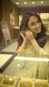 Ayoshi Talukdar Instagram - Celebrating Durga Pujo with @malabargoldanddiamonds stunning jewellery collection. Visit their store today and avail their special festive offers. #MalabarGoldandDiamonds #DurgaPujo #FestiveOffers #jewelleryshopping