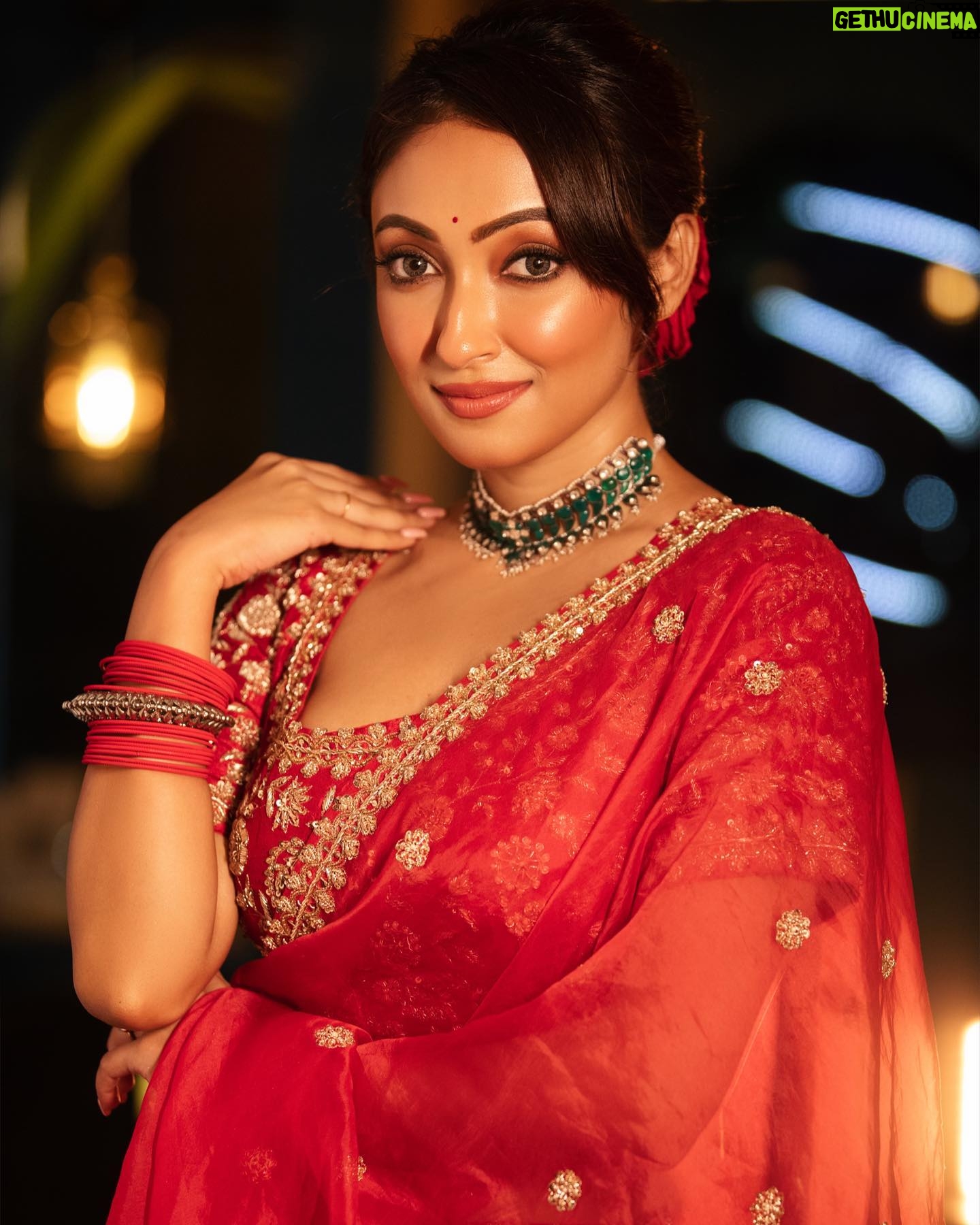 Ayoshi Talukdar Instagram - Love=Red Saree♥️ Outfit: @onaya_official Jewellery: @kleo21official Styling: @subrata4462 MuaH: @baban.islam.54 Photography: @abhinaskarphotography Location: @boho_amigo #biyebari #red #saree #love #instagood #instagram