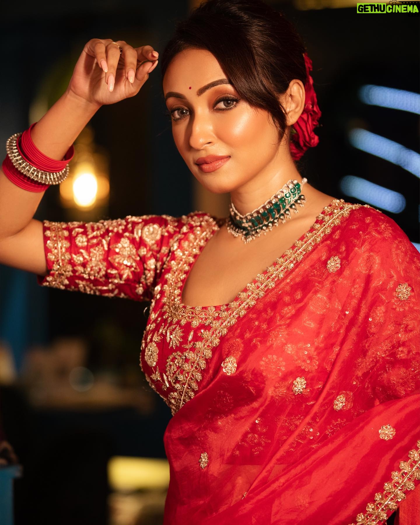 Ayoshi Talukdar Instagram - Love=Red Saree♥️ Outfit: @onaya_official Jewellery: @kleo21official Styling: @subrata4462 MuaH: @baban.islam.54 Photography: @abhinaskarphotography Location: @boho_amigo #biyebari #red #saree #love #instagood #instagram