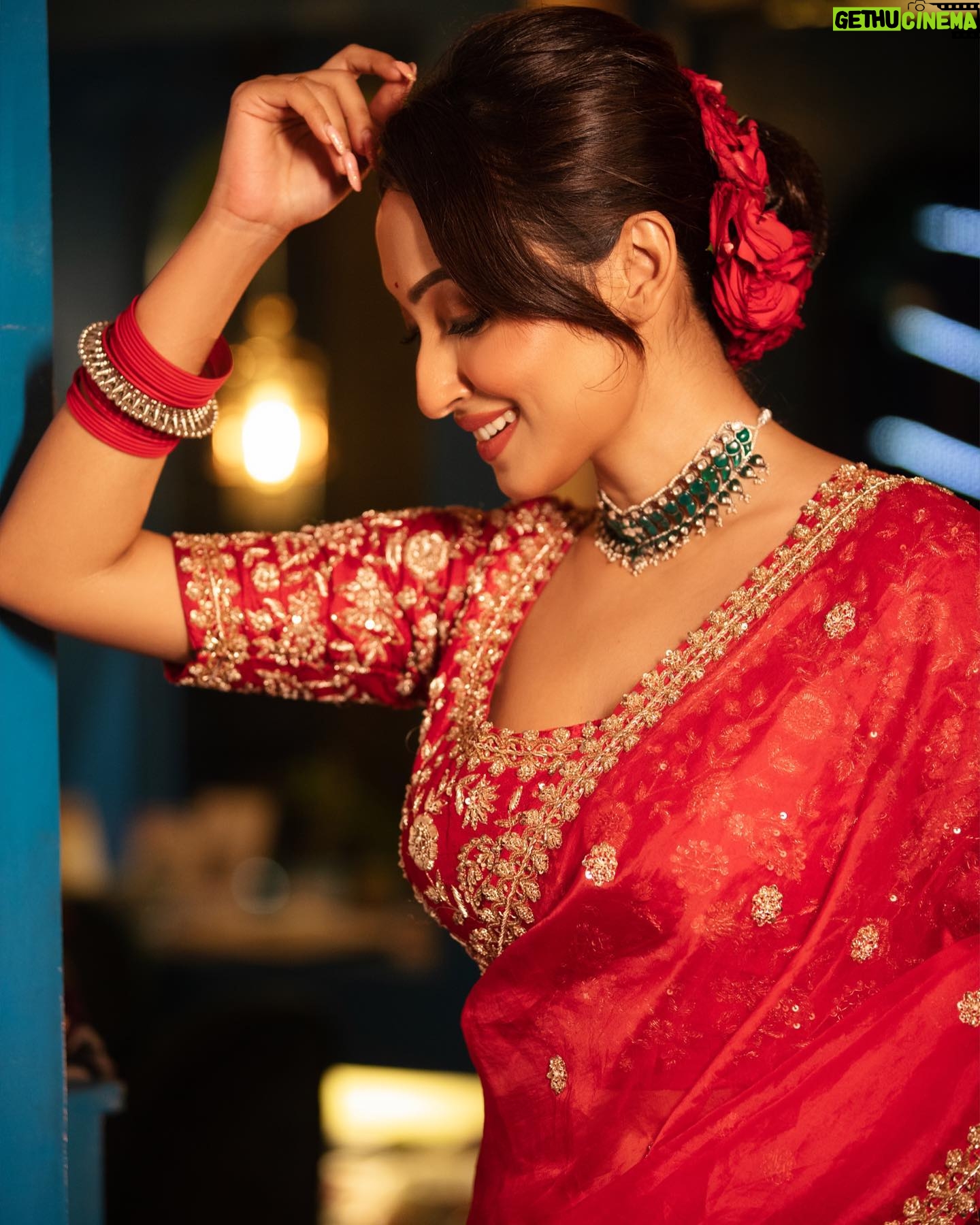 Ayoshi Talukdar Instagram - Love=Red Saree♥️ Outfit: @onaya_official Jewellery: @kleo21official Styling: @subrata4462 MuaH: @baban.islam.54 Photography: @abhinaskarphotography Location: @boho_amigo #biyebari #red #saree #love #instagood #instagram