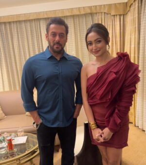 Ayoshi Talukdar Instagram - One of the Best days of my Life!
Such a Humble and Nice Man. 
Thankyou @beingsalmankhan for taking out time for us! Means a ton♥️
Nothing would be possible without you @banerjeepuja. Thankyouuu so so much! ♥️
And @dey.shyamsundar for making everything happen!

#salmankhan #dabanggtour #kolkata #love #bestmoment