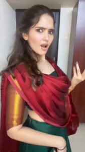 Ayraa Instagram - Was tired post shoot,but had all the energy for this song 🙈💃 Loved the film full on family entertainer 🙌 and specially this song ! 🫶🏻 @aliaabhatt @ranveersingh @karanjohar #whatjhumka #rockyranikipremkahani