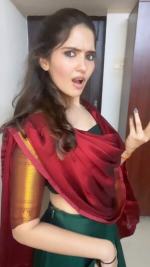 Ayraa Instagram - Was tired post shoot,but had all the energy for this song 🙈💃

Loved the film full on family entertainer 🙌 and specially this song ! 🫶🏻 @aliaabhatt  @ranveersingh @karanjohar 
 #whatjhumka #rockyranikipremkahani