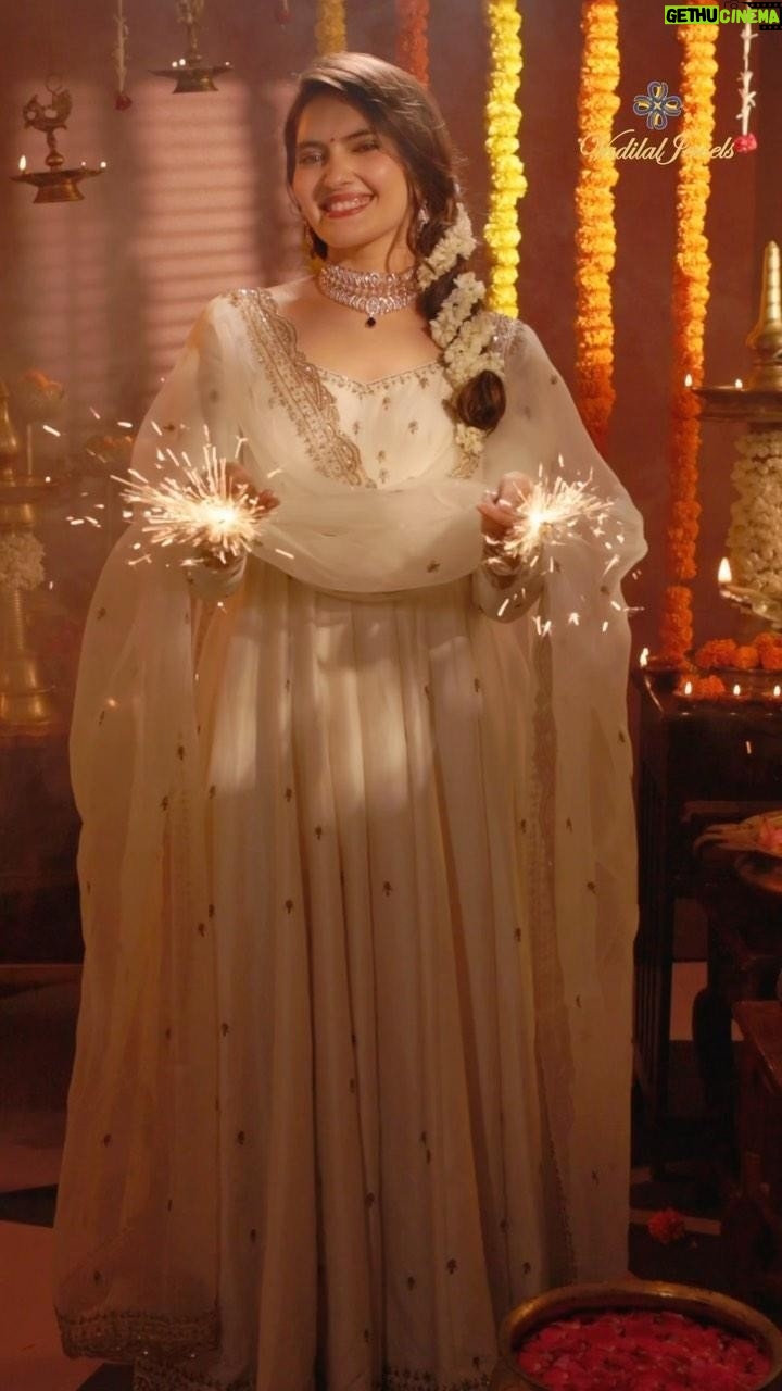Ayraa Instagram - Unwrap the magic of festivities with the gleam of diamonds. Let the celebrations sparkle!