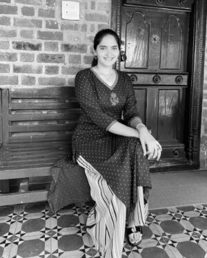 Ayraa Instagram - Some bts from the sets of #thalainagaram2 !! 
Loved performing as "Parveen " got to learn so much!! 
P.s : the last slide was after a challenging yet satisfying scene ❤️