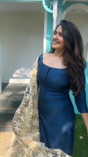 Ayraa Instagram - 🎸🌻🤌 feels?

Makeup and hair : @niha_makeoverartistry
 Styling and video courtesy : @divyalakshanad 

#varnamayiram #meghnavaranamaiyram #adiyekolluthey 
#ayraa
