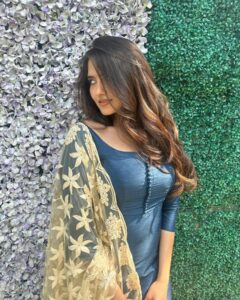 Ayraa Instagram - just meghna vibes, iykyk🎸🌻🤌 Makeup and hair : @niha_makeoverartistry Styling and photo courtesy : @divyalakshanad #varnamayiram #meghnavaranamaiyram #adiyekolluthey #ayraa