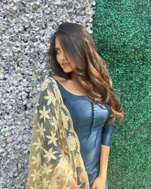 Ayraa Instagram - just meghna vibes, iykyk🎸🌻🤌
Makeup and hair : @niha_makeoverartistry
 Styling and photo courtesy : @divyalakshanad 

#varnamayiram #meghnavaranamaiyram #adiyekolluthey 
#ayraa