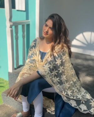 Ayraa Instagram - just meghna vibes, iykyk🎸🌻🤌
Makeup and hair : @niha_makeoverartistry
 Styling and photo courtesy : @divyalakshanad 

#varnamayiram #meghnavaranamaiyram #adiyekolluthey 
#ayraa