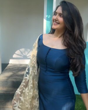 Ayraa Instagram - just meghna vibes, iykyk🎸🌻🤌
Makeup and hair : @niha_makeoverartistry
 Styling and photo courtesy : @divyalakshanad 

#varnamayiram #meghnavaranamaiyram #adiyekolluthey 
#ayraa