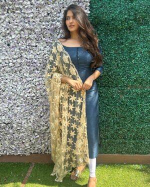 Ayraa Instagram - just meghna vibes, iykyk🎸🌻🤌
Makeup and hair : @niha_makeoverartistry
 Styling and photo courtesy : @divyalakshanad 

#varnamayiram #meghnavaranamaiyram #adiyekolluthey 
#ayraa