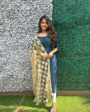 Ayraa Instagram - just meghna vibes, iykyk🎸🌻🤌
Makeup and hair : @niha_makeoverartistry
 Styling and photo courtesy : @divyalakshanad 

#varnamayiram #meghnavaranamaiyram #adiyekolluthey 
#ayraa