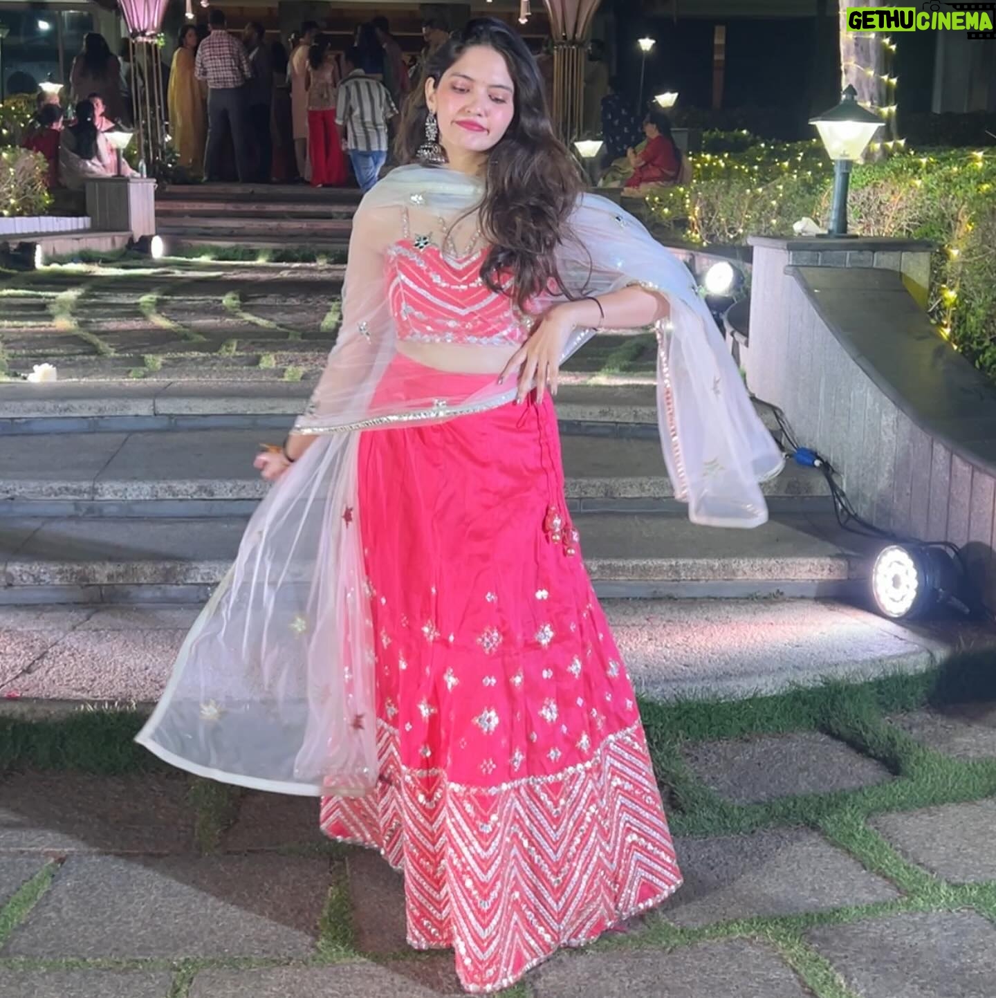 Ayraa Instagram - Many moods of me in a lehanga 🤷♀️ admist all the crowd