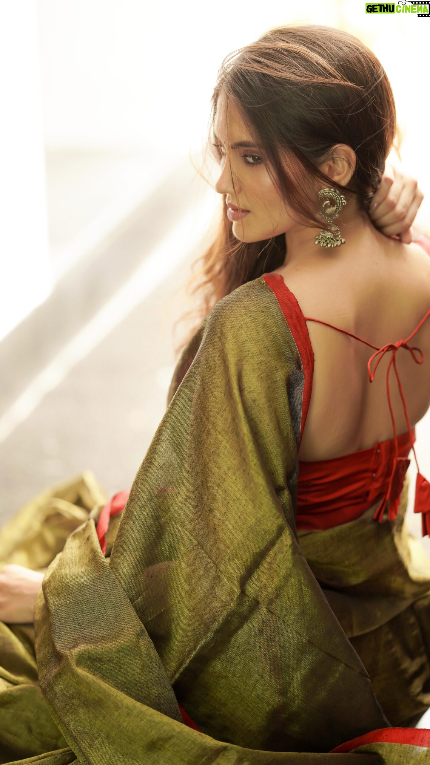 Ayraa - 15.4K Likes - πΈπ
Artist - @ayraa__official
Costumes - @ivalinmabia
Photographer - @camerasenthil
Makeup - @pavihairandmakeup
Hair - @artistrybyhari
Shoot Organized by @rrajeshananda