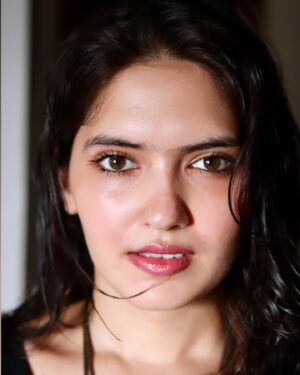 Ayraa Instagram - My version of that aadhar card picture if done right 🤷‍♀️