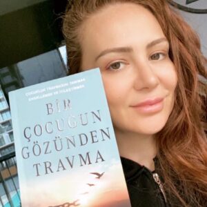Ayşe Şule Bilgiç Instagram - Birkaç gün gecikme ile kitabı okumayı bitirdim. (Bu kitabı bitirince kitap hakkındaki görüşlerimi sizinle paylaşacağımı daha önce belirtmiştim. )
💐💐
Öncelikle kitabı sadece Psikoloji alanında olan profesyonellerin değil özellikle bir çocuğun bakımını üstlenen tüm yetişkinlerin okumasını tavsiye ederim. 
🙏🏻💐
“Bir çocuğun gözünden travma” kitabın adı. 2 yazarlı bir çalışma. Yazarların kendi hikayeleri de çok ilgi çekici.
🙏🏻💐
“Çocukluktaki kırılgan dönemde travmatize olanlar travmanın izlerinin sıkıntılarını yaşam boyu çekerler ve bu mücadele sıradan varoluşa bulanık bir katman ekler.” diyor ikinci kısımda kitap. 
🙏🏻💐
Kitap literatürün sıkıcı terimlerine dalmadan günlük yaşamdan örneklerle ve akıcı bir dille travmayı anlatırken sadece bununla kalmayıp travmayı tanıma ve müdehale etme yöntemlerini de ele alıyor. 
🙏🏻💐
Ucu çocuğa dokunan tüm yetişkinlerin özellikle anne babaların ve öğretmenlerin okumasını tavsiye ederim.
💐💐💐
Haftaya yeni kitabımla karşınızdayım.