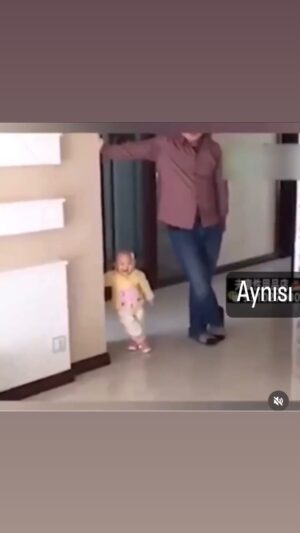Ayşe Şule Bilgiç Instagram - Çocuğunuza gün boyunca kaç kere direktif veriyorsunuz? Neleri yap, neleri yapma diyorsunuz? Mutlak suretle onun iyiliği için söylüyorsunuz bunları. Buna hiç şüphe yok. Peki neden söylediklerinizin pek azını yapar çocuklar? Bu bir ebeveynlik kaderi midir? Sizin samimiyetle onun iyiliğini istediğinizi mi anlamazlar? Nedir söylediğiniz her şeyi yapmıyor olmalarının sebebi sizce?
🌸
Çocuklarınızın söylediklerinizi çoğunlukla yapmıyor olmasından yakınıyorsanız, çocuğunuza sinirlenmeden önce söylediklerinizi sizin ne kadar yapıyor olduğunuza bir bakın derim. “Kitap okusun istiyorum, her gün söylüyorum, çeşit çeşit kitap alıyorum” diyorsanız kendinizin ne kadar kitap okuduğunuza bir bakın. “Çok aburcubur alıyor/ yiyor, engel olamıyorum” diyorsanız kendiniz ne kadar alıyorsunuz/ yiyorsunuz buna bir bakın. “Tablet, telefon diye deliriyor, bıraksam  saatlerce bakacak” diyorsanız sizin elinizde telefonun ne kadar olduğuna bir bakın.
🌸
Çocuklar en çok gözlemleyerek ve taklit ederek öğrenir. Hem de öncelikle en yakınlarını... Hepsi diyemesek de çocuğunuzdaki pek çok olumlu-olumsuz davranışın nedeni için kendinizi mercek altına alın. Değişim istiyorsanız kendinizi değiştirmekle işe başlayın...
🌸
Sevgiler... #çocuk #çocukyetiştirme #çocuk #çocukgelişimi #çocukpsikolojisi #çocukgelişimiveeğitimi #çocukeğitimi #psikoloji #dusyeri #pepee #ebeveyn #ebebek #ebeveynlik #ebeveynolmak #aysesulebilgic#anne #annem #anneolmak #anneolmakistiyorum #annelik #ana #baba #babam #anasinifiogretmeniolmak #cocukodasi #çocukgiyim #annem