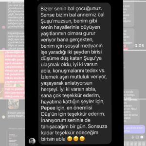 Ayşe Şule Bilgiç Instagram - Bu geçiyor olduğumuz hafta sanki Pepee Mezunları sözleşmiş gibi peş peşe mesaj atmaya başladılar. Fotoğrafı kaydırıp bazı mesajları okuyabilirsiniz. Haftada 1-2 tane bu tip mesaj almaya alışığım ama her gün üst üste olunca tuhaf bir duygusallığa büründüm.
   
Ben ilk günden beri dünyadaki bütün çocuklar benim çocuğum diyorum. Bunu bir kibirle ya da onların üzerinde hak sahibi olduğumu idda eden bir alt metinle söylemiyorum. Aksine hepsinden tıpkı kendi doğurduğum çocuklar kadar sorumlu olduğumu ima etmeye çalışıyorum. 
   
Siz doğurmuş ve gözlerinin içine siz bakıyor olabilirsiniz ama ben çocukları keşfettiğim, kendi yetişkinliğimi fark ettiğim günden beri tüm çocuklara kendi doğurduğum biyolojik çocuklarıma karşı hissettiğim hassasiyeti, özeni, duyguyu hissediyorum. Bu yüzden hepsi benim çocuğum diyorum.
   
Yaptığım işlerin tamamında çocukların yüksek bir çıkarı olmadığı sürece vakit harcamıyorum. Her sabah çocuklar için iyi birşeyler yapmaya uyanacağım, benim böyle bir işim olsun dediğimde kapitalist düzenin çarkları arasında vıcığım çıkmasını bile göze almış kendiyle gurur duyan bir anneyim.
   
Pepee’yi tüm imkansızlıklar içinde sıfır sermaye ile yapıp, tüm Türkiye’nin Pepee diye bağırdığı alkışladığı günlerde, hayatımda hiç görmediğim ve nasıl ödeyeceğimi hiç bilmediğim kadar çok borcum oluşmuşken borcumun 3 katı para ile Pepeeli cips teklifine hiç düşünmeden “hayır” demiş yürekte bir anneyim ben! Evlatlarına cips yedirerek kendi şirketinin poposunu kurtarmayı aklından bile geçirmeyen bir anne. “Batacaksa batsın”ı göze alıp batmaması yeni ve çok güzel işler yapmaya devam etmesi için ona da anne şevkati ile baktığım bir anne.
   
İnsanın kendine ben öyleyim ben böyleyim demesini çok sevmem ama birinin de çıkıp bu gerçekleri artık bas bas bağırması, böyle de başarılabileceğini anlatması lazım.
   
Düşyeri HAYIR demeyi başardıkları sayesinde bugün Ali Koç, Begüm Doğan, Ali Sabancı, Nevzat Aydın, Göktekin Dinçerler, Varol Civil, Kenan Çolpan, Ayşegül Akşak, Timuçin Öğün gibi iş insanlarından yatırım almayı başardı. Ve şu an dijitalde 47 milyonluk bir trafiği yönetiyor. 
   
Borcum içinde boğulmuşken Cips firmasının teklifine nasıl hayır dediğimi bir sonraki po
