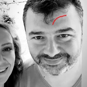 Ayşe Şule Bilgiç Instagram - 14 Ekim Perşembe
Sıradan bir gündü aslında. Kendi düşlerim için çok çalıştığım sıradan bir gün. Çok sevdiğim okulumda, severek seçtiğim derslerden birine kanalize olmuş, akademik bilgi ile günlük yaşam pratiğini kafamda birleştirme oyunu oynadığım zorlayıcı ama keyifli bir andaydım. 
🙏🏻💕
Hayat çok hızlı geçiyor, yapmak istediğim çok şey, dokunmak istediğim çok insan, gerçek olmayı bekleyen çok düş var diyordum ki…
🙏🏻💕
Ergenliğimde hayatıma ablamın sevgilisi sıfatı ile giren, sonra nişanlısı sonra kocası olup benim de ilk günden beri ABİM olan kocaman yürekli bu adamın bu dünyadan gittiği haberi geldi.
💕🙏🏻
2 senedir çok zor bir hastalıkla sınanıyordu. Bilişsel yeteneklerine zerre zarar vermeyen ama bedeninin nefes almak, gözlerini kıpırtatmak dışında hareketine izin vermeyen çok zor bir hastalık. 
💕🙏🏻
Hiç isyan etmedi. Son birkaç haftaya kadar hiç iyileşme umudunu kaybetmedi. 
💕🙏🏻
Whats app ilk kez bu kadar anlamlı olmuştu günlük çünkü önündeki bilgisayar aracılığı ile gözleri ile yazı yazabiliyor, sevenleriyle iletişim kurabiliyordu. Beraber bu hastalıktan çıkma yolları arıyorduk. Çok çok hızlı giden kötüye gidişi durdurmayı bile başarmıştık bir dönem. 
💕🙏🏻
Daha iyi hissediyorum kendimi dediği günler vardı. Ama hayat sınavları gittikçe ağırlaştırıyordu. 
💕🙏🏻
Biraz topralayacak gibi oluyordu ki başka bir kötü haberle sağlıklı insanın bile zorlanacağı şeyler oluyordu.
💕🙏🏻
Son konuştuğumda bana “bazen havanda su dövüyor muşuz gibi geliyor” demişti. İlk kez içim o zaman çok ama çok yandı. Çünkü bu cümle eser miktarda bile olsa pes etme, teslim olma düşüncesini barındırıyordu. Bunu derken onu suçlamıyorum günlük yanlış anlama. Ben ilahi planlara inanan biriyim. Ne oluyorsa öyle olması gerektiği için oluyordur ama işte bu cümle  belki de gittiği yolun önününün açıldığını bana fısıldadığı ilk cümleydi. 
💕🙏🏻
Ve o gün öğlen… Gittiği haberi geldiğinde “bazen düşlediğin gerçek olmaz” mesajının evrenden yüzüme tokat gibi çarptığı bir andı. 
💕🙏🏻
Canım abim. Sen elinden geleni yaptın. Mücadelen çok alkışlanasıydı. Bu dünyaya gelmiş çok özel adamlardan birisin. Hep öyle kalacaksın. Seni şimdiden çok özlüyorum. Yolun ışıklarla dolu olsun.
💕💕