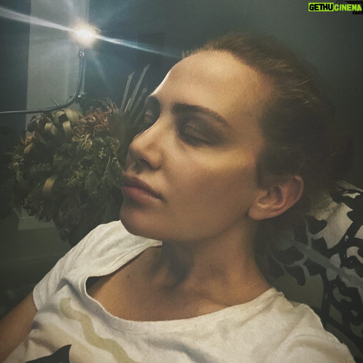 Ayşe Şule Bilgiç - 2.1K Likes - Bir süredir yazmak istemiyor gönlüm. “Söylesem tesiri yok, sussam gönlüm razı değil.” Ruh halim tam bu.
💐
Olan olduğu anda derin fikir beyan etmeyi sevmiyorum ben. Hata oranı yüksek geliyor ama tepki vereni de kınamıyorum.
💐🙏🏻
Kitle iletişim araçları üzerinde 20 yıldan fazladır çalışan biri olarak bizi bizden iyi tanıyanların manüplasyonu için nasıl kullanılabildiğini bildiğim için belki mesleki bir reflex benimkisi.
💐🙏🏻
Örneğin Elmalı davası için bize gösterilen verilerle hepimizin haklı olarak yüreği yandı. Bize gösterilen haricinde neler var bilmiyoruz. Bildiğimiz kadarı yürek dağlamaya yetti.
💐🙏🏻
Bir yerlerde de ormanlar yine her yaz olduğu gibi yandı. Niye yandı bilmiyoruz. Yine otel mi yapacaklar, doğal mı çıktı emin olamıyoruz.
💐🙏🏻
Dünyanın tuhaf bir dönemine şahitlik ediyoruz. Ayrıştırılıp, ötekileştirilmeden yönetilemeyecek kadar bilinçli insanlık. Bizi şüphede bırakarak. bizi bize düşman edererek, her birimizi bir yana çekerek ancak kolay yönetilebilir oluyoruz.
💐🙏🏻
Onca bilimsel çalışma okuyorum, “biliyorum” diyen insanı dinliyorum ve kendi sezgilerimle “bizi kendimize uzaklaştıran bir dönemde her birimiz önce kendimize sonra birbirimize yakınlaşmak için çabalıyoruz, görüyorum.” diyorum.
💐🙏🏻
Kilim insanı kimliğimle uyanışımızı hiçbir kitle iletişim aracı, manüplatif kitlesel harketin durduramayacağına inanıyorum.
💐🙏🏻
İnsanın biricik sezgilerinin hepsinden büyük olduğuna yürekten seziyorum. Önce kendime sonra size bu cümlelerim. Uyumak da uyanmak da elimizde.
💐🙏🏻
Uyanalım mı?