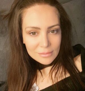 Ayşe Şule Bilgiç Instagram - Bu pazar 18 NİSAN  SAAT 13.00-15.00 arası çocuklu her evde uygulanmasında sayısız yarar olan AİLE MECLİSİ UYGULAMASI ATÖLYEM’de sizlerle buluşacağım.
🙏🏻💐
AİLE MECLİSİ UYGULAMASI benim 18 yıllık Eğitim, Psikoloji ve İletişim üçgenindeki teorik bilgi ve çalışmalarımdaki ve annelik deneyimimdeki pratik tecrübelerimle yapılandırdığım günlük hayatta uygulanabilir bir yöntem. 
🙏🏻💐
Ev içi dinamikleri ve çocuğun bireyselliğinin kabulü için de pratik bir alışkanlık. 
🙏🏻💐
Sorunsuz ev ve ilişki yoktur ama Sağlıklı iletişim her sorunu çözer düsturu ile bu yöntemi artık sizlere de öğretmeye başlıyorum. 
🙏🏻💐
Eğer siz de evin içinde genel anlamda daha ılıman bir iletişim oluşturmak ihtiyacındaysanız AİLE MECLİSİ güzel bir başlangıç olacaktır.
🙏🏻💐
Atölye ücretli. Atölyelerimin hepsinin sonunda o günün anısına bir köy okulunun kütüphanesini yapıyoruz. Yani hem kendinize hem de tanımadığımız uzaktaki çocuklara iyi gelmiş oluyoruz. 
🙏🏻💐
Bu hafta Pazar günkü atölyenin fiyatını ekip 160tl olarak belirlemiş. 
🙏🏻💐
Kayıtlar çok hızlı kapanıyor ve kontenjanı sınırlı tutuyoruz. Katılmak için bilgi@aysesulebilgic.com a yazarak kaydınızı yaptırın. 
🙏🏻💐
Pazar günü görüşmek üzere...
