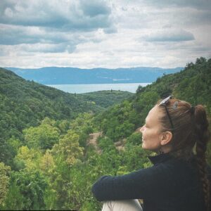 Ayşe Şule Bilgiç Instagram - Hayatımızın bir kısmı “ait olma”, “ait hissetme” isteğimizi tatmin etmeye çalışmakla geçiyor farkında mısınız?
💕💕
Bir aileye ait olmak, bir gruba ait olmak, sosyal bir çevreye ait olmak, bir mesleğe ait olmak, bir kuruma ait olmak, bir sevgiliye ait olmak… 
💕🙏🏻
Çokça sıralayabiliriz. Bir de sahip olmak kısmı var. 
💕🙏🏻
Ait olma hissimiz yeterince tatmin olmadığında aslında yine temelinde ait olma ihtiyacımızı sahip olmaya başlayarak gidermeyi öneriyor dünya düzeni…
💕🙏🏻
Vaadi iyi gelen bir markaya sahip olmak, bir ünvana sahip olmak, bir insana((!) sahip olmak, bir çocuğa sahip olmak, bir eve sahip olmak, çokça paraya sahip olmak… Bu da uzar gider…
💕🙏🏻
Sanki sahip oldukça ait de olacakmışız gibi…
💕🙏🏻
Oysa gerçek aidiyet sahip olunacak şeylerle tatmin edilmesi mümkün bir eksiklik değildir.
💕🙏🏻
İhtiyaç koşulsuz kabul görmekle giderilir! Koşulsuz kabul gördüğünüz yere aitiz hepimiz!
💕🙏🏻
Koşulsuz kabulü en hızlı sunan yer ise doğadır.
💕🙏🏻
Doğa sizi koşullara boğmaz, önünüze “eğer”ler koymaz, sizi değiştrmeye çalışmaz. Bilakis kendinizi bulmanızı sağlar, doğa tüm nimetlerini koşulsuz sunar, sizi de koşulsuz kabul eder…
💕🙏🏻
İnsan ancak bu koşulsuz kabulün karşında  kendini ait hisseder…
💕🙏🏻
Nadiren bazı insanlar da doğa gibidir. Varlığınız onların koşulsuz kabulüdür. Sevgileri “eğer”li değildir. Şanslıysanız hayatta anneniz, babanız, arkadaşınız, öğretmeniniz, ğatronunuz, kardeş ya da sevgiliniz olarak çıkarlar karşınıza… 
💕🙏🏻
Koşulsuz kabul görebildiğiniz doğa dışında örnekler var mı sizin hayatınızda?