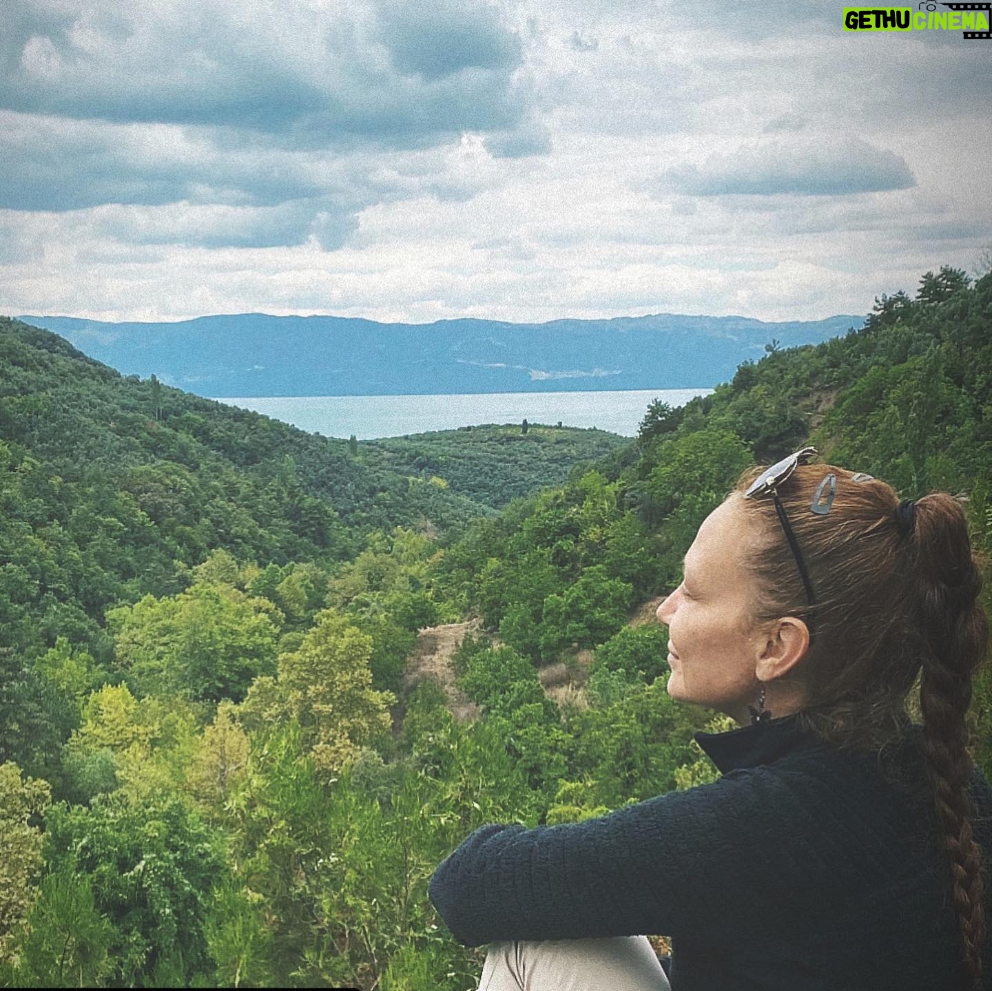 Ayşe Şule Bilgiç - 2.8K Likes - Hayatımızın bir kısmı “ait olma”, “ait hissetme” isteğimizi tatmin etmeye çalışmakla geçiyor farkında mısınız?
💕💕
Bir aileye ait olmak, bir gruba ait olmak, sosyal bir çevreye ait olmak, bir mesleğe ait olmak, bir kuruma ait olmak, bir sevgiliye ait olmak…
💕🙏🏻
Çokça sıralayabiliriz. Bir de sahip olmak kısmı var.
💕🙏🏻
Ait olma hissimiz yeterince tatmin olmadığında aslında yine temelinde ait olma ihtiyacımızı sahip olmaya başlayarak gidermeyi öneriyor dünya düzeni…
💕🙏🏻
Vaadi iyi gelen bir markaya sahip olmak, bir ünvana sahip olmak, bir insana((!) sahip olmak, bir çocuğa sahip olmak, bir eve sahip olmak, çokça paraya sahip olmak… Bu da uzar gider…
💕🙏🏻
Sanki sahip oldukça ait de olacakmışız gibi…
💕🙏🏻
Oysa gerçek aidiyet sahip olunacak şeylerle tatmin edilmesi mümkün bir eksiklik değildir.
💕🙏🏻
İhtiyaç koşulsuz kabul görmekle giderilir! Koşulsuz kabul gördüğünüz yere aitiz hepimiz!
💕🙏🏻
Koşulsuz kabulü en hızlı sunan yer ise doğadır.
💕🙏🏻
Doğa sizi koşullara boğmaz, önünüze “eğer”ler koymaz, sizi değiştrmeye çalışmaz. Bilakis kendinizi bulmanızı sağlar, doğa tüm nimetlerini koşulsuz sunar, sizi de koşulsuz kabul eder…
💕🙏🏻
İnsan ancak bu koşulsuz kabulün karşında kendini ait hisseder…
💕🙏🏻
Nadiren bazı insanlar da doğa gibidir. Varlığınız onların koşulsuz kabulüdür. Sevgileri “eğer”li değildir. Şanslıysanız hayatta anneniz, babanız, arkadaşınız, öğretmeniniz, ğatronunuz, kardeş ya da sevgiliniz olarak çıkarlar karşınıza…
💕🙏🏻
Koşulsuz kabul görebildiğiniz doğa dışında örnekler var mı sizin hayatınızda?