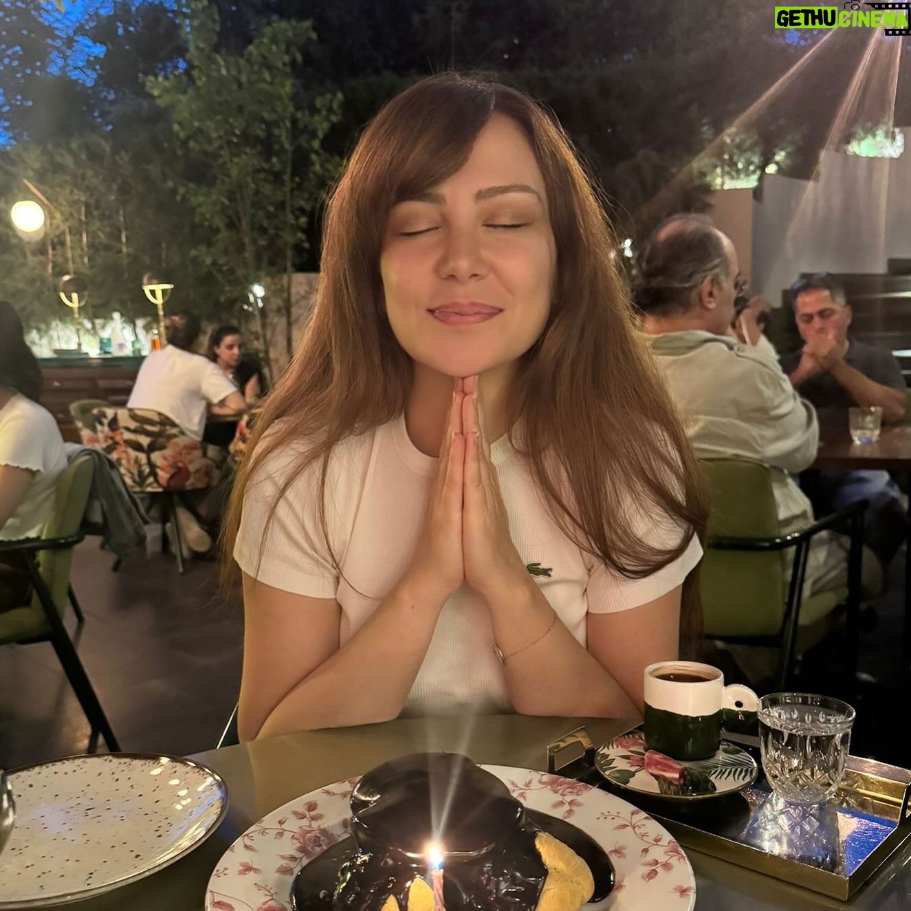 Ayşe Şule Bilgiç - 2.1K Likes - Yaşamda bize öğretilen her şeyin kocaman bir yanılsama olabileceğini söylesem ne düşünürsünüz?
❤️🧿
Aslolanın siz ve sizin inandığınız, inanmayı tercih ettiğiniz şeyler olduğunu söylesem? Saçma mı gelir?
🧿❤️
Çift yarık deneyini duymuşsunuzdur, duymayanlar arama motoruna yazdıklarında pek çok kaynaktan okuyabilirler.
❤️🧿
Hala gözlemcinin fonksiyonunun tam olarak çözülemediği ve tüm bilimsel verileri alt üst ettiği bir dünyada hepimizin aslında bir diğerine gözlemci olduğunu düşünsek? “Düşünüyorum öyleyse varım”ı bir nebze değiştirip “düşlüyorum ondan var” a getirsek?
🧿❤️
Karışıyor değil mi?
🧿❤️
Algılaması zaman isteyen ve hepimizin kabul edip sırtlanamayacağı kadar ağır bir gerçek var sanki ortada.
🧿❤️
Görebilene, duyabilene, idrak edebilene...
🧿❤️
Gözle görülmeyen sistemler diyorum ben... Şüphe ile kurcalıyorum.
🙏🏻🧿
Görüleni zor anlarken kabul ediyorum ki görülmeyeni keşfe çıkmak çılgınca geliyor. Ama var, burada ve hepimize dokunuyor, seziyorum...
💕
Siz ne düşünüyorsunuz gözle göremediğimiz, kulakla duyamadığımız, elleyemediğimiz; tadını, kokusunu bilmediğimiz sistemler hakkında?