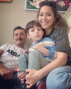 Ayşegül Akdemir Instagram - Bugün Gökhanla hesapladık ta İstanbulda oturduğumuz 14. evimizden ayrılıyoruz😂 Bizim kadar taşınmayı çok seven bir aile görülmemiştir🙈 Hadi bakalım son 1. Ailemizin yeni maceralarında buluşmak üzere. Rota oluşturuldu😂