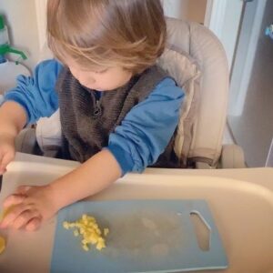 Ayşegül Akdemir Instagram - Hikayede kalmasın dediniz😉 Küçük şefim iş başında🥔🍳