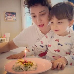 Ayşegül Akdemir Instagram - Güllaçla doğum günü hiç kutlamamıştım🥳 41 kere maşallah bana😂