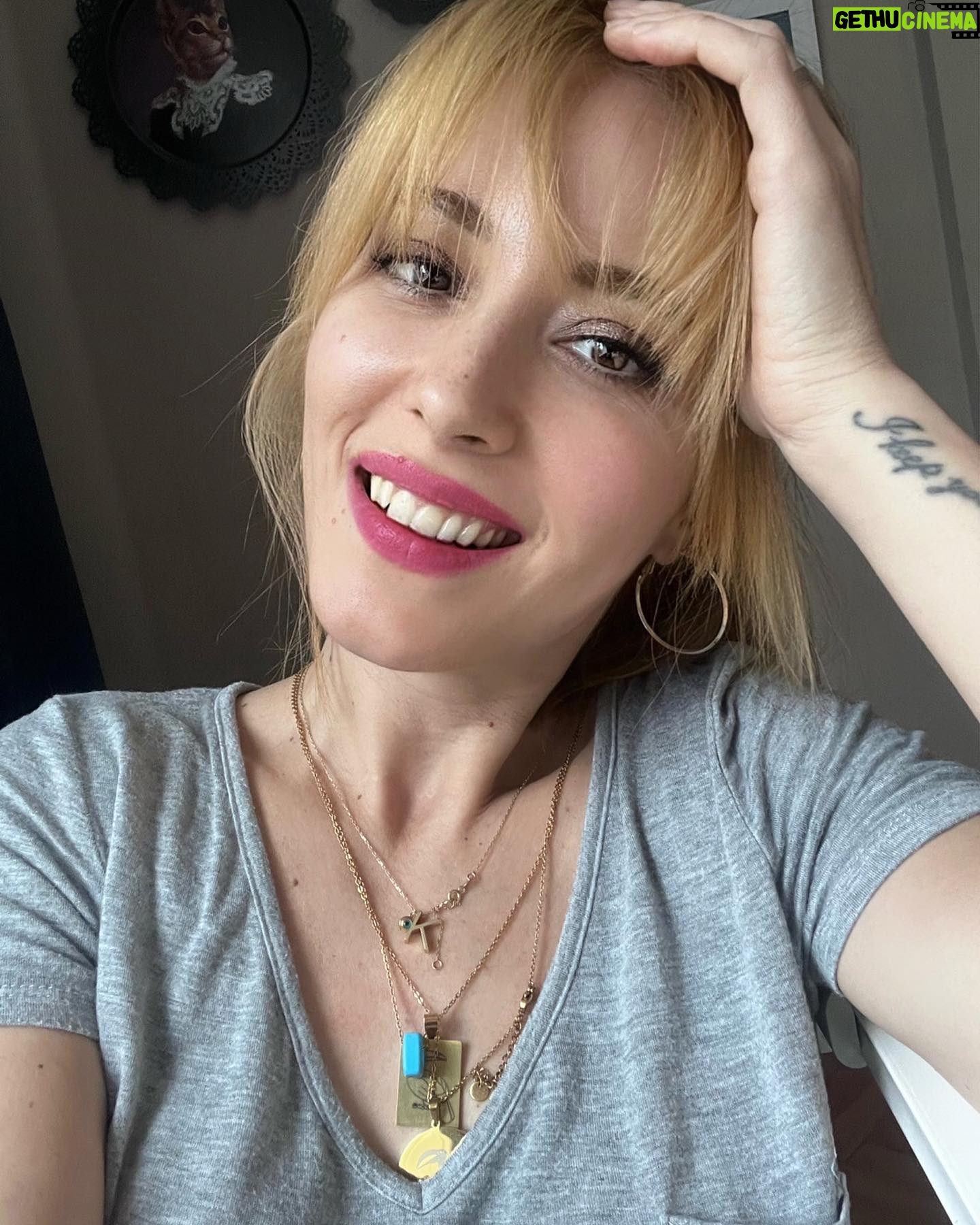Ayşegül Akdemir - 1.1K Likes - Yine kahküllendim vay başıma gelen pozu🙈