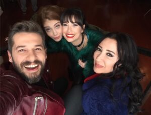 Ayşegül Günay Instagram - Çok renkli değilmiyiz yaa 🍀@anililter @suukutlu @elifgizemaykul