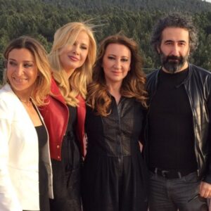 Ayşegül Günay Instagram - Biz bugün ödül aldıkkkk😊