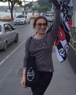 Ayşegül Günay Instagram - Bizimkisi bir aşk hikayesi,siyah beyaz film gibi biraz 🏴🏳🏁🚩