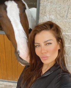 Ayşen Gürler Instagram - Beyaz at’lı prens gelmedi dedim “tamam o iş bende” dedi 🤭